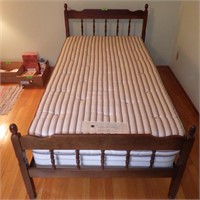 VINTAGE WOODEN TWIN BED (FREE MATTRESSES)