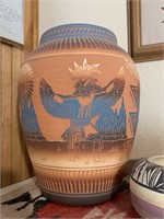 LG NATIVE AMERICAN POTTERY VASE BY JR DIANE ARAGON