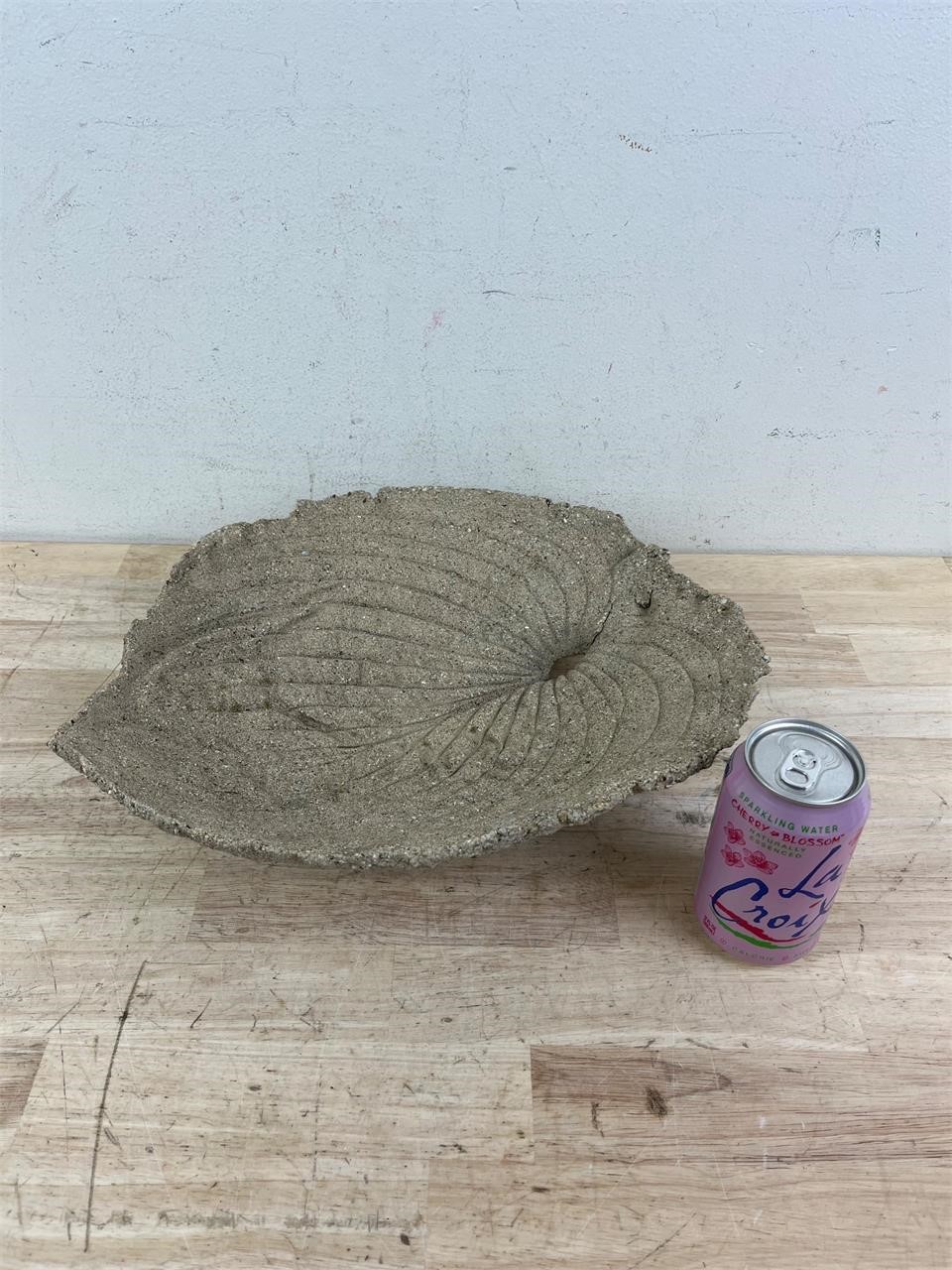 Concrete leaf bowl