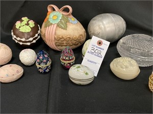 COLLECTION OF CERAMIC EASTER EGGS & TIN EGG