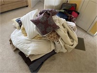 LOT OF LINENS AND PILLOWS