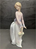LLADRO LADY WITH FLOWER BASKET