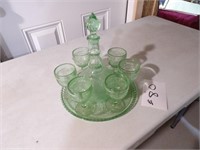 Tiara wine decanter set - green