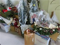 HOLIDAY DECORATIONS: CHRISTMAS TREES, WREATHS, SNO