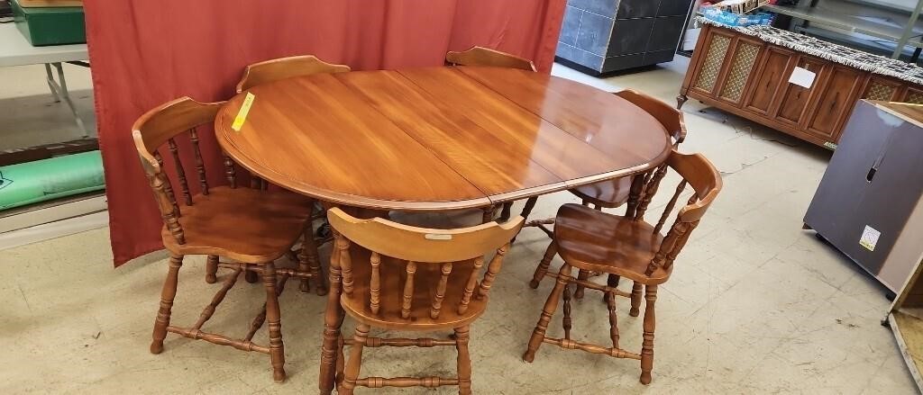 Wooden kitchen table with 2 Leafs and 6 chairs.