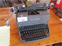 Remington Typewriter WORKS-Needs Ribbon