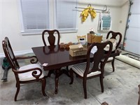 Dining Room Table / Chairs