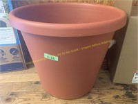 24" plastic flower pot (DAMAGED)