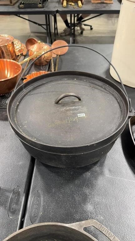 #14 CAST IRON DUTCH OVEN W/ LID