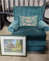 Swivel Arm Chair w/ Pillow & Framed Print