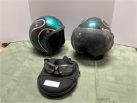 2 helmets & goggles