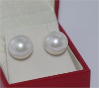 18ct white gold cultured pearl studs