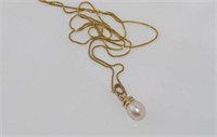 9ct yellow gold necklace with pearl pendant