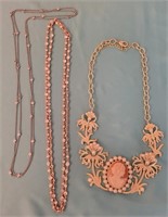 Q - LOT OF 3 COSTUME JEWELRY NECKLACES (S38)