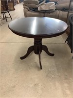 Round pedestal table 30x40”