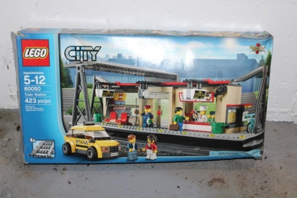 LEGO 423 pc. Train Station (new in box)