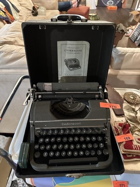 VTG UNDERWOOD CHAMPION PORTABLE TYPEWRITER / TIN