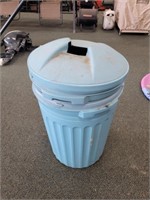 2 PLASTIC 30 GAL TRASH CANS W/ LIDS