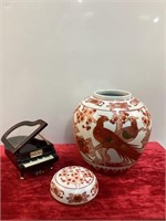 "GoldIman" Oriental Style Urn w/Lid, Piano Box