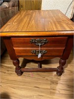 Broyhill End table matches lot 128