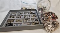 TRAY & BAG OF MISC. JEWELLERY & BIN OF BEADS