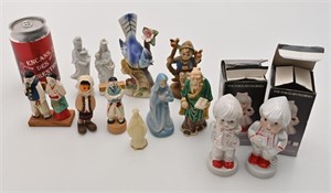 Figurines en porcelaine, en bois et en plastique,