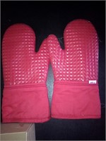 set of tfal oven mitts