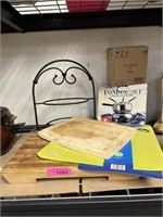 LOT OF CUTTING BOARDS / FONDUE ETC