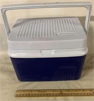 RUBBERMAID SMALL COOLER WITH HANDLE