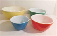 Vintage Pyrex Set Colored Bowls