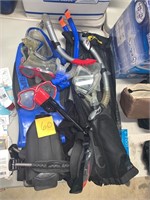 SNORKLE GEAR, 5 MASKS + 2 PAIR OF FINS