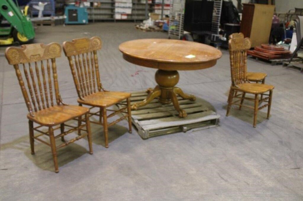 Clawfoot Table W/ (4) Chairs 48" Across 28 3/4" Ta
