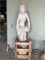 Statue de femme avec roses en marbre