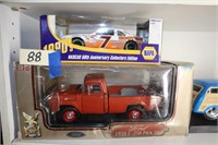 Die Cast Cars '59 Ford F-250 & #7 Hooters