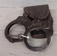 Schrade Professional Hand Cuffs W/ Leather Holster