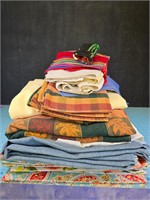 Large asst of table linens & kitchen towels