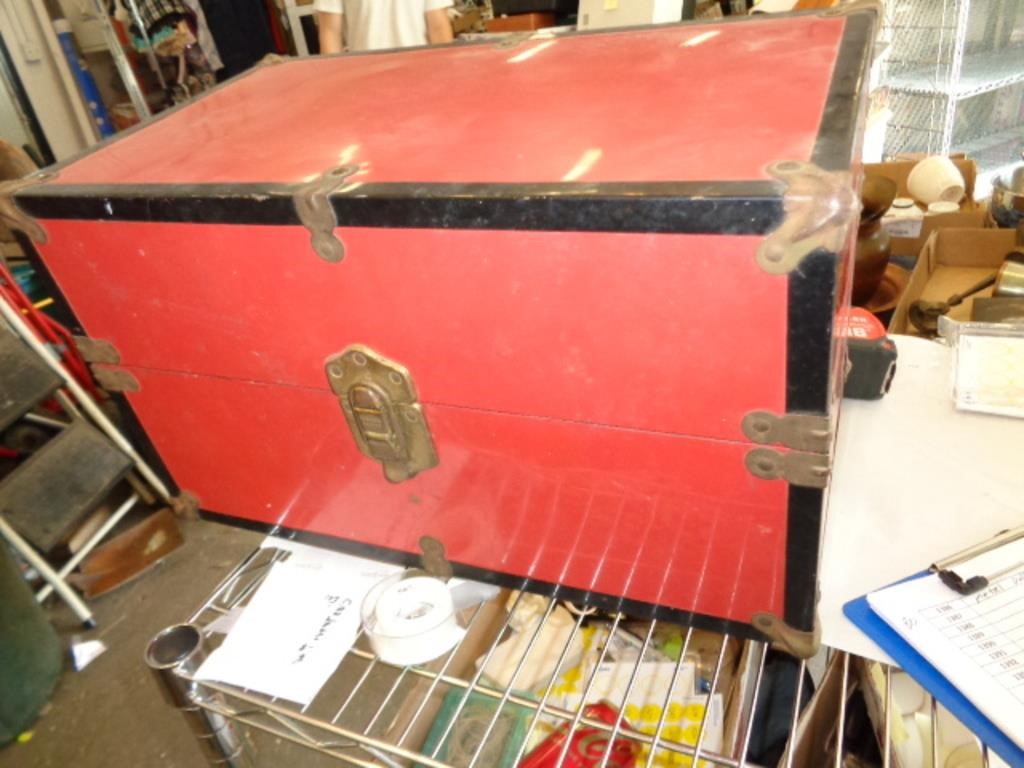 VINTAGE METAL DOLL TRUNK / RW