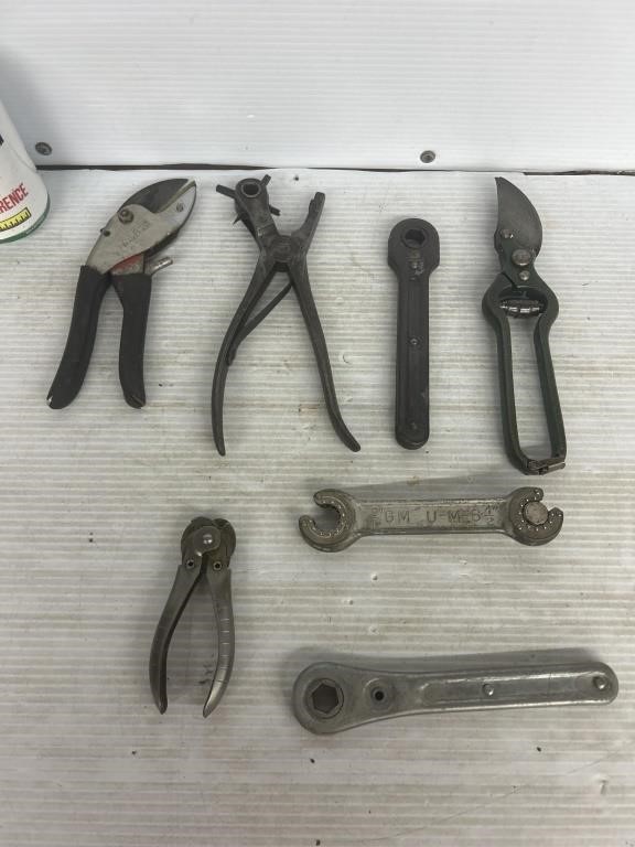 Collectable tools includes ratchets and clippers