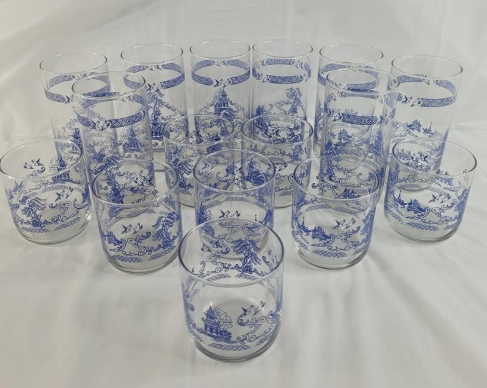 Blue Willow 16 piece set of drinking glasses