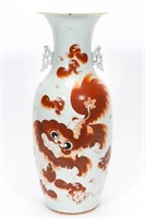 CHINESE PORCELAIN VASE WITH RED GUARDIAN LIONS