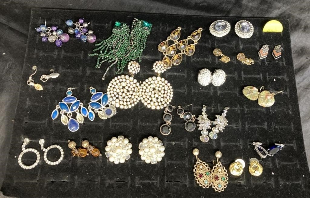 SPARKLING EARRINGS LOT / JEWELRY / OVER 15 PAIRS