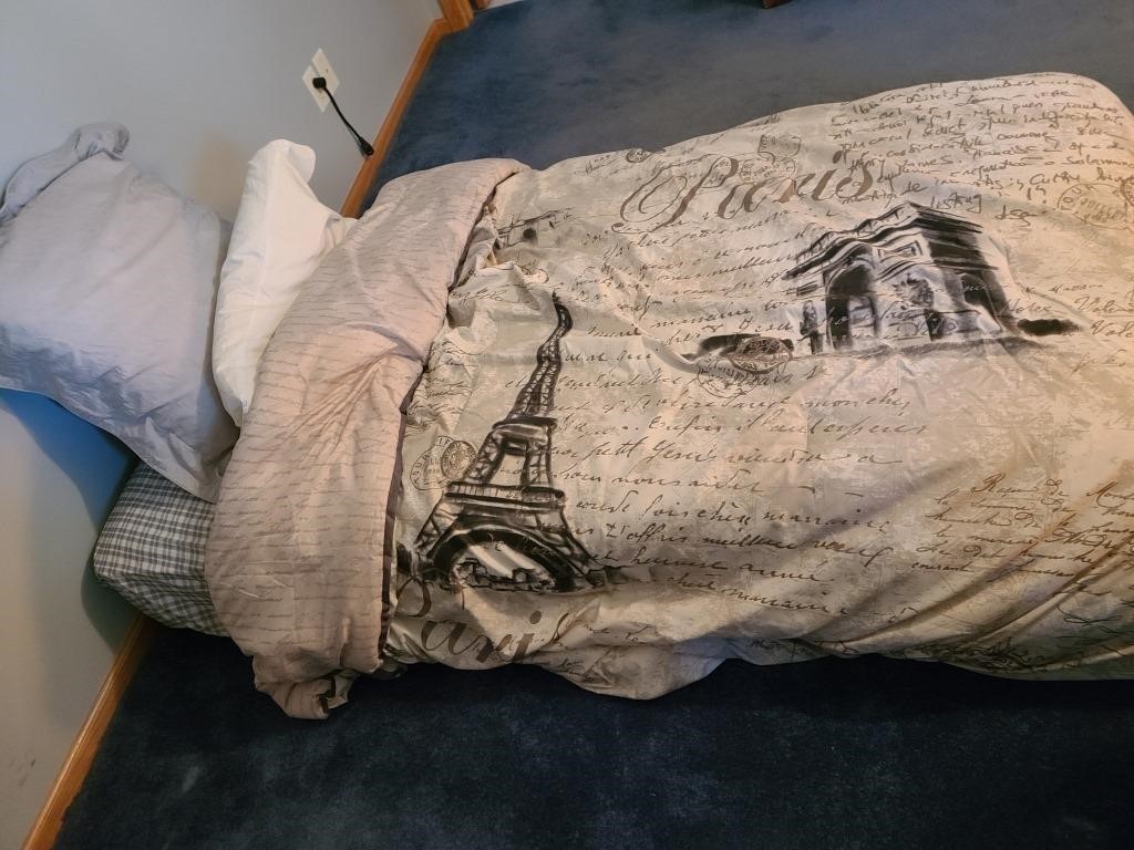 Bed | Pillows | Comforter