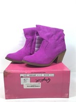 New Qupid Size 6 Magenta Suede Boots