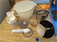 Measuring Cups Lot  (Living Room)