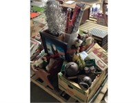 Pallet Ful of Christmas Decor