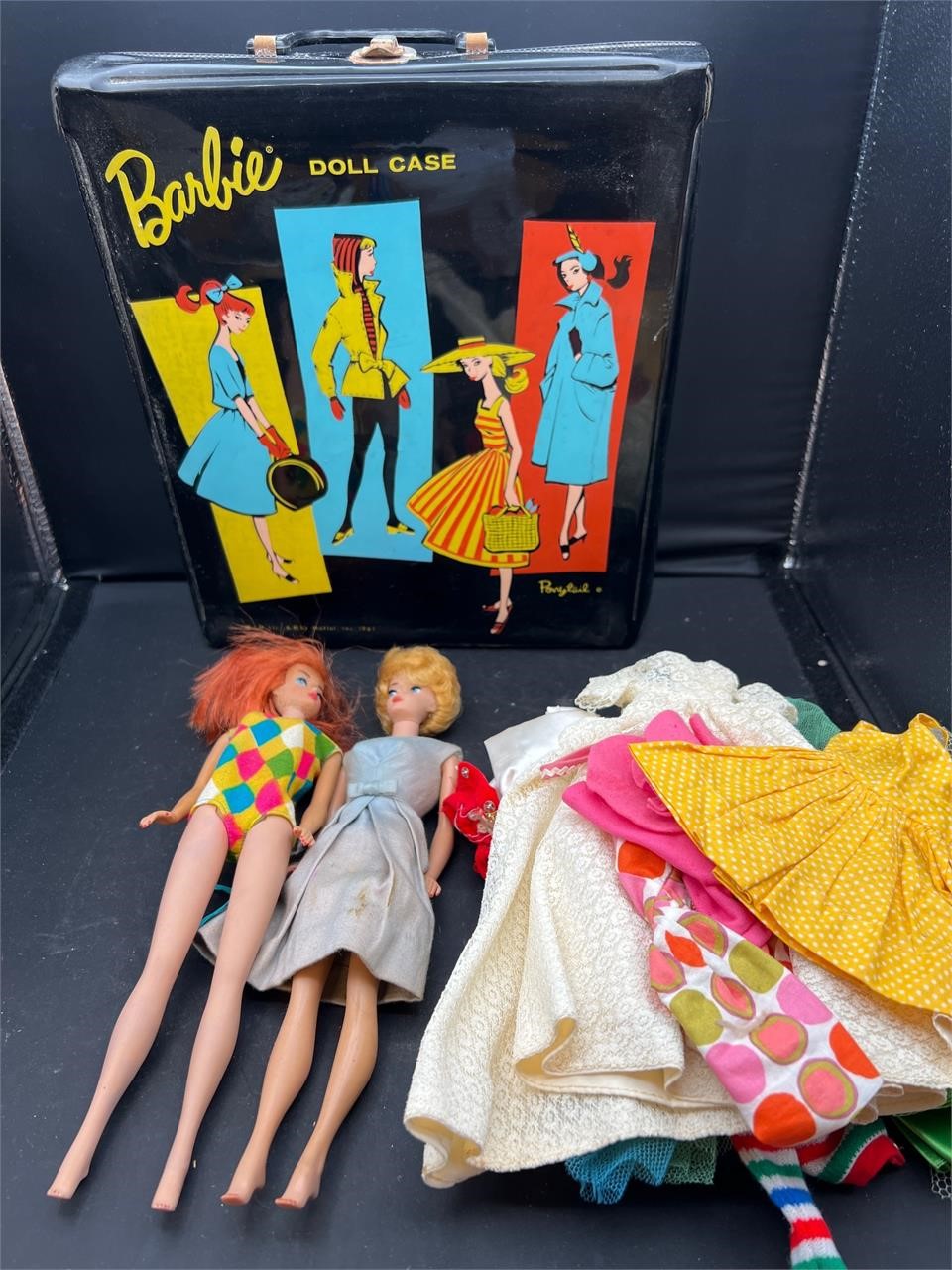 1961 Barbie doll case & Barbies w clothes
