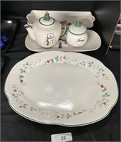 7 pc Holiday Pfaltzgraff Platters, Teapot.