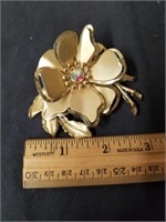 Vintage gold tone brooch great condition