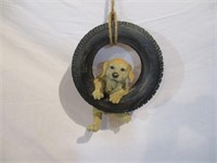Chiot sur un pneu décoratif