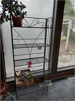 Metal shelf unit, flat of decor and terra cotta